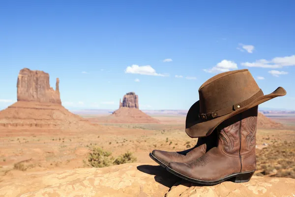 Cowboy csizma és a kalap előtt Monument Valley — Stock Fotó