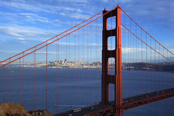Utsikt över berömda golden gate-bron — Stockfoto