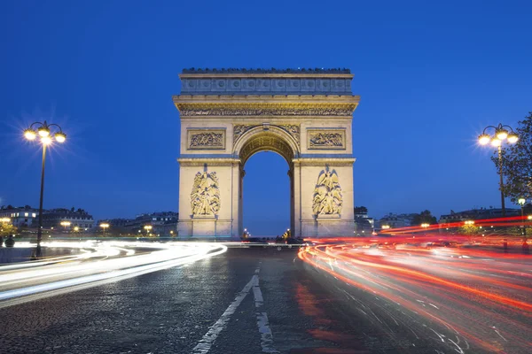 Le célèbre Arc de Triomphe la nuit — Photo