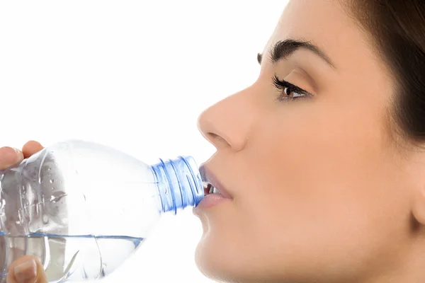 Mujer joven bebiendo agua Imagen de archivo