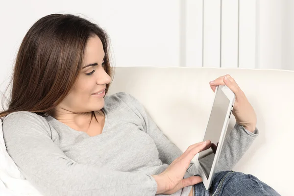 Mulher bonita com tablet — Fotografia de Stock