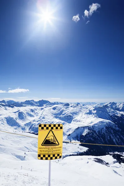 Estación de esquí de nieve bajo el sol —  Fotos de Stock