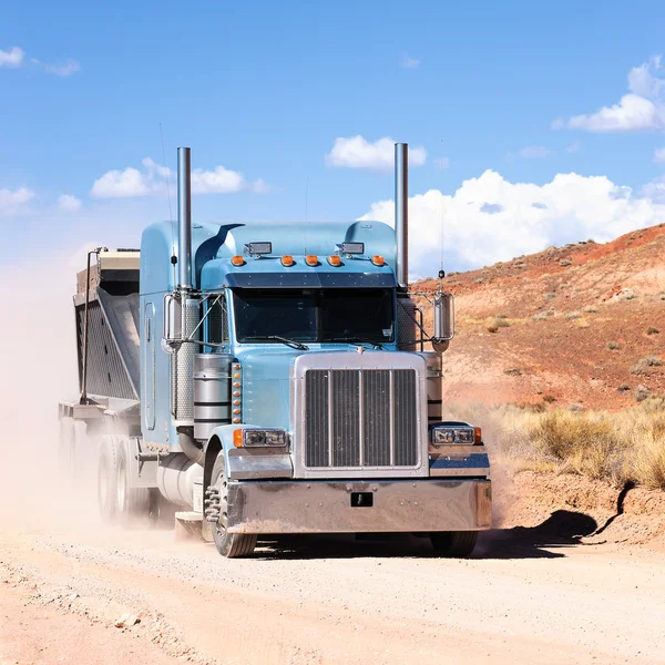 Camion su un deserto — Foto Stock
