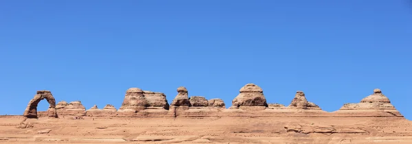 Panoramic view of Delicate Arch abd cliff — Zdjęcie stockowe