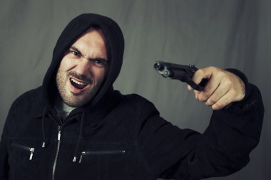 siyah tabancalı adam