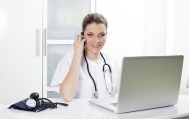 bilgisayar ve telefon ile hastanede doktor