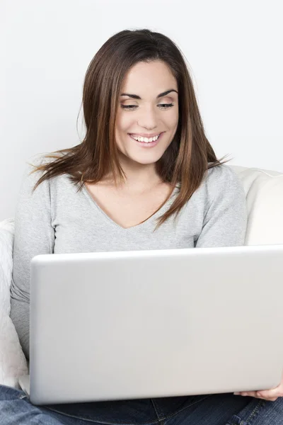 Νέα όμορφη γυναίκα χρησιμοποιώντας φορητό υπολογιστή — Φωτογραφία Αρχείου