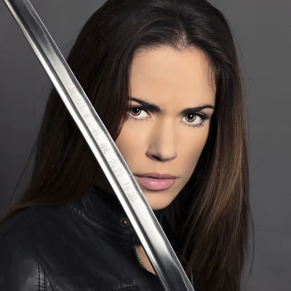 Portret van meisje met katana — Stockfoto