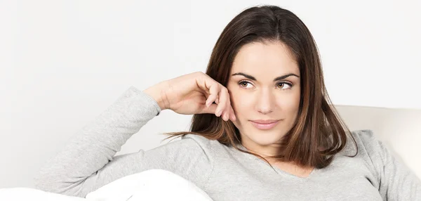 Mujer en el sofá — Foto de Stock