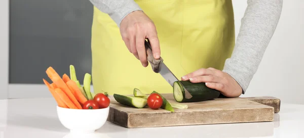 Femme coupant des légumes — Photo