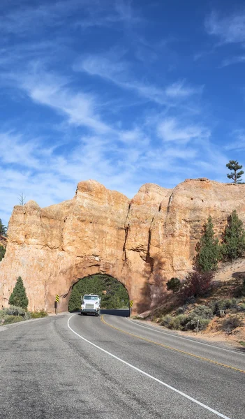 岩の下のトラック — ストック写真