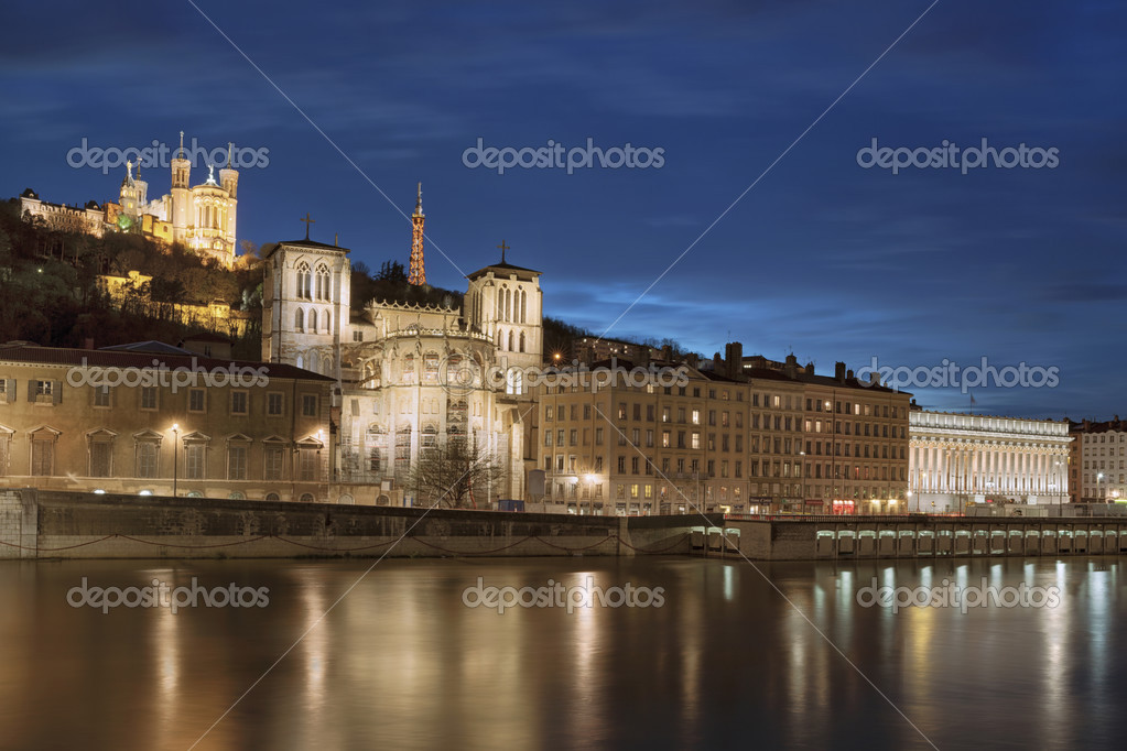 vue de lyon sur la rivière Saône pendant la nuit — Photographie