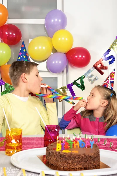 Dos niños en fiesta de cumpleaños — Stok fotoğraf