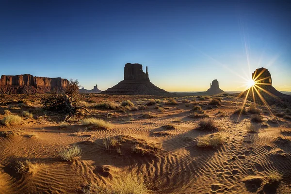 Гарний схід сонця в Monument Valley — стокове фото