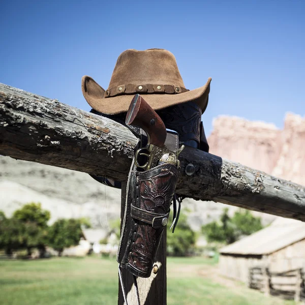 Pistolet kowboja i kapelusz — Zdjęcie stockowe