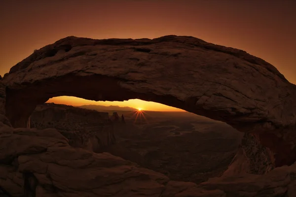 Den berömda soluppgången på mesa arch — Stockfoto