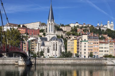 lyon kenti ile kırmızı yaya köprüsü