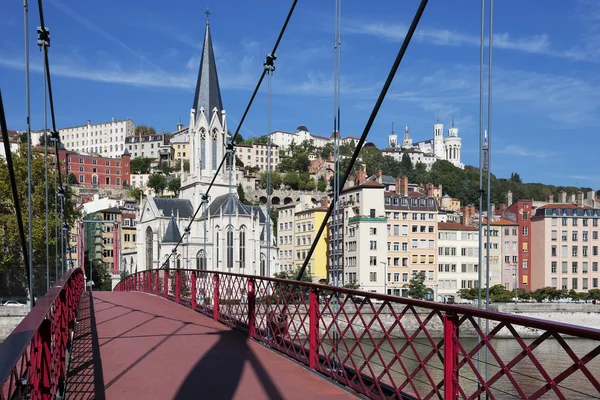 Blick auf Lyon mit roter Fußgängerbrücke — Stockfoto