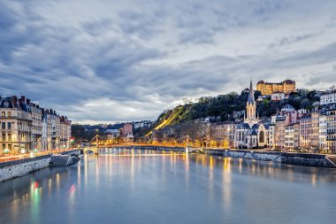 lyon şehri akşam nehirde Saone