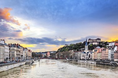 gün batımında lyon şehrinde Saone Nehri