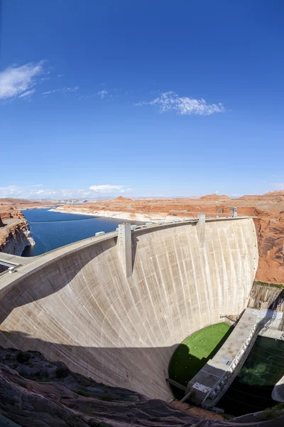 Vertikal syn på glen dam i sida — Stockfoto