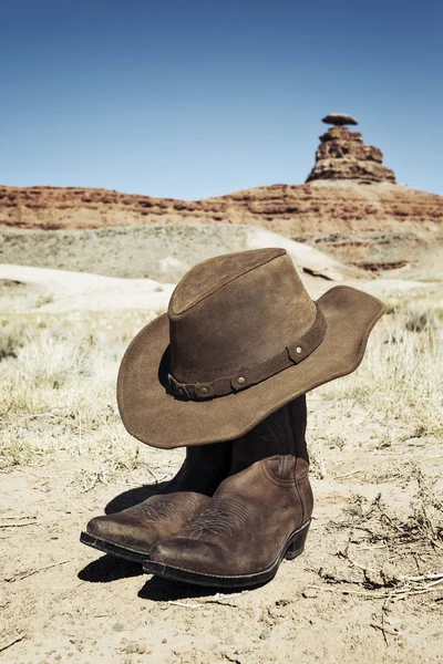 Stiefel und Hut vor mexikanischem Hut — Stockfoto