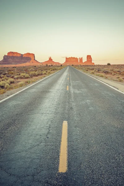 Vue verticale de la route menant à Monument Valley — Photo