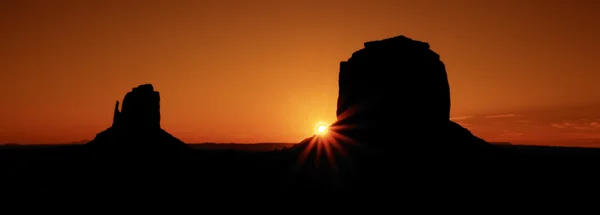 Panoramatický pohled na slavný monument valley za úsvitu — Stock fotografie