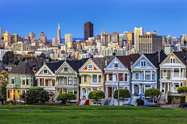 Pohled z alamo square za soumraku — Stock fotografie