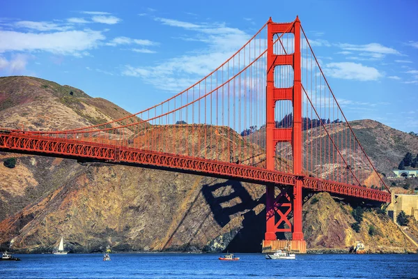 Barcos bajo Golden Gate Bridge — Foto de Stock