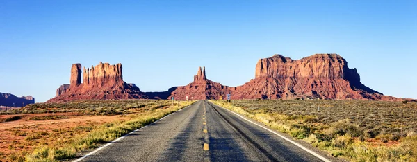 Panoramic view of long road at Monument Valley — Stock Photo, Image