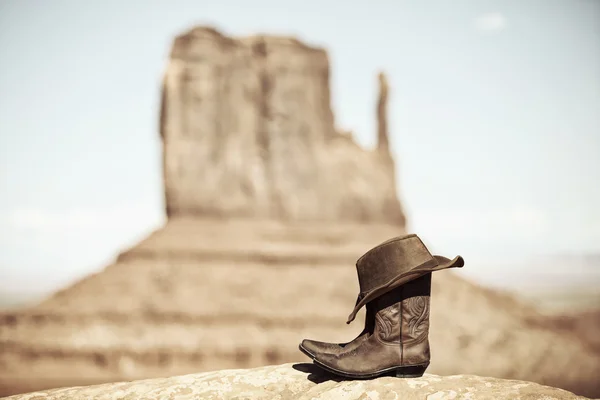 Boots and hat — Stock Photo, Image