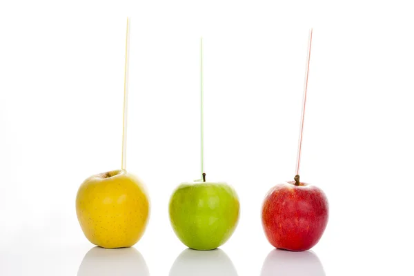 Drei Äpfel mit Strohhalmen — Stockfoto