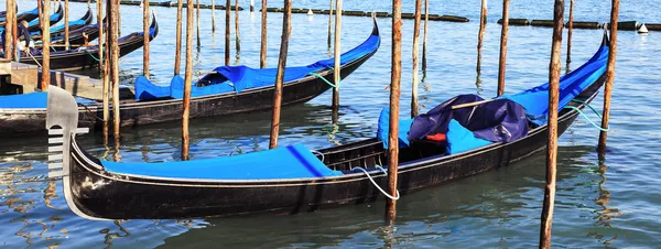 Vista panorámica de las góndolas en Venecia — Foto de Stock