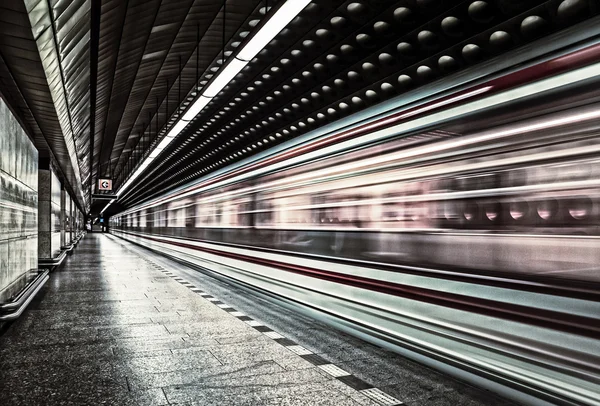 Europeiska metro transit fordon i rörelse — Stockfoto