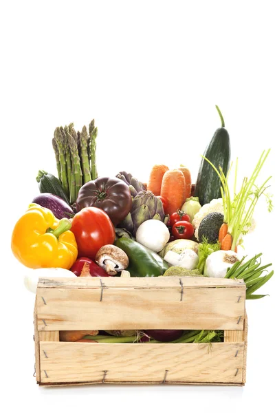Sortiment čerstvé zeleniny v přepravka — Stock fotografie