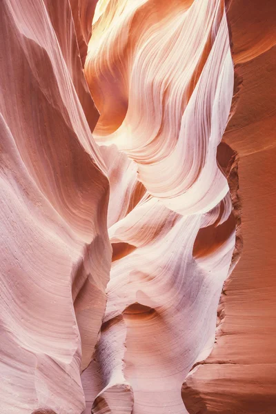 Vertikální pohled v slavné antelope canyon — Stock fotografie