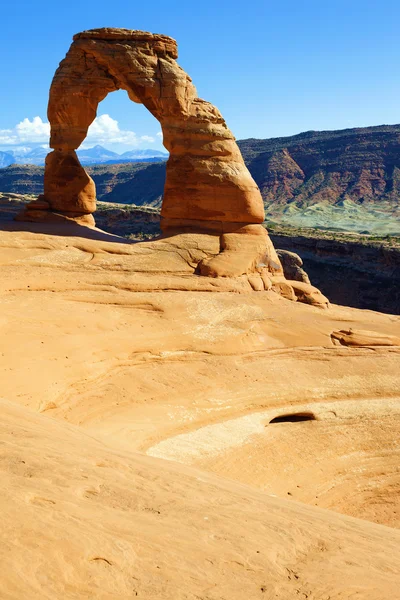 Vista verticale dell'arco delicato — Foto Stock