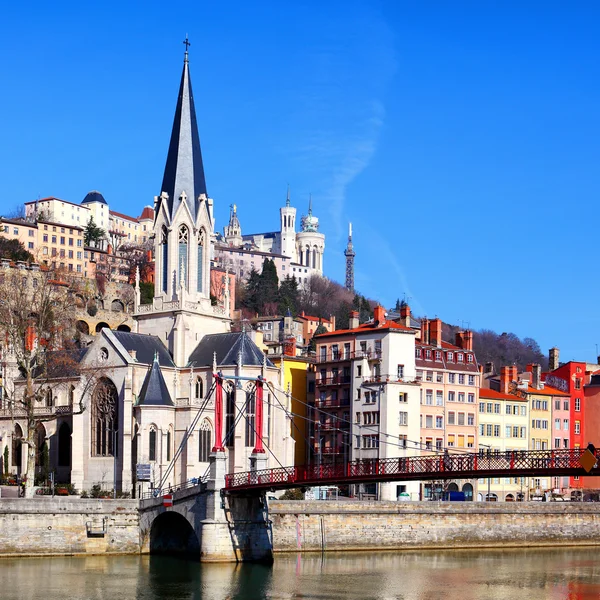 Paysage urbain lyonnais depuis la Saône avec passerelle — Photo