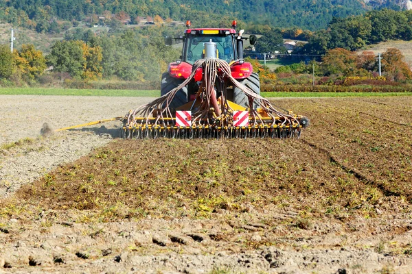 Schwerer Traktor pflügt beim Anbau — Stockfoto