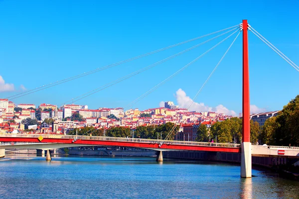 Weergave van lyon met saone rivier en beroemde rode voetgangersbrug — Stockfoto