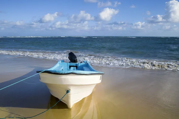 모래 위에 떠 있는 배 — 스톡 사진