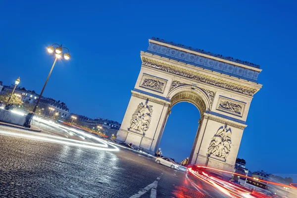 Arc de triomphe bei Nacht. — Stockfoto