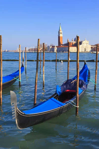 Vertikaler Blick auf den Canal Grande mit Gondeln — Stockfoto