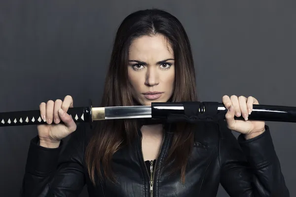 katana ile güzel bir kadın portresi