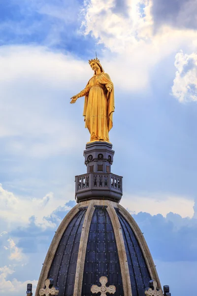 Gyllene staty av Jungfru Maria — Stockfoto