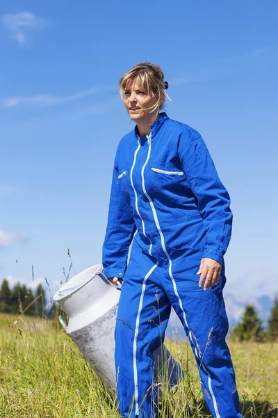 Vrouw landbouwer wandelen — Stockfoto