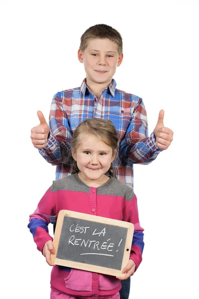 Des enfants heureux tenant une ardoise — Photo