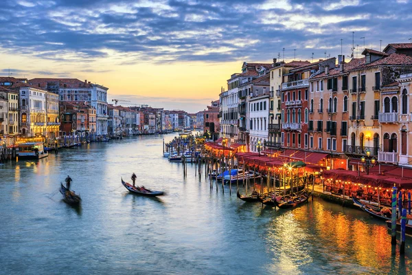 Góndolas al atardecer en Venecia — Foto de Stock