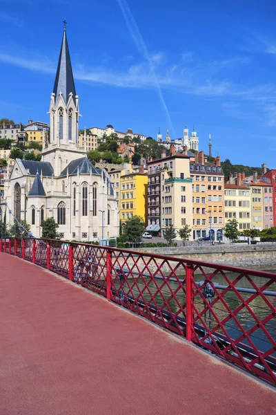 Veduta della città di Lione e passerella rossa — Foto Stock